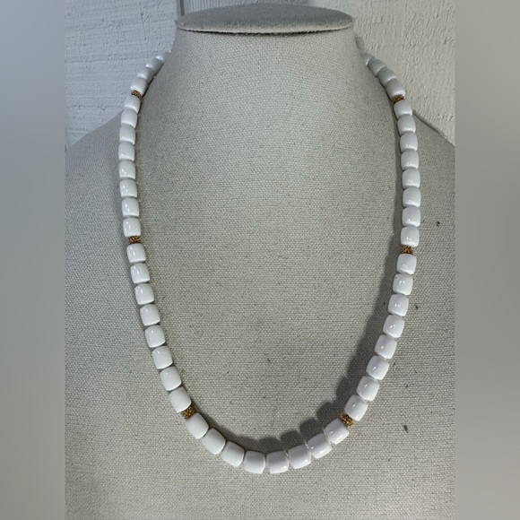 Vintage white bead and gold accent necklace - Picture 5 of 5